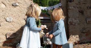 Marca de ropa infantil Al Agua Patos – Tiendas de ropa infantiles dos niñas pequeñas con cesta de champiñones