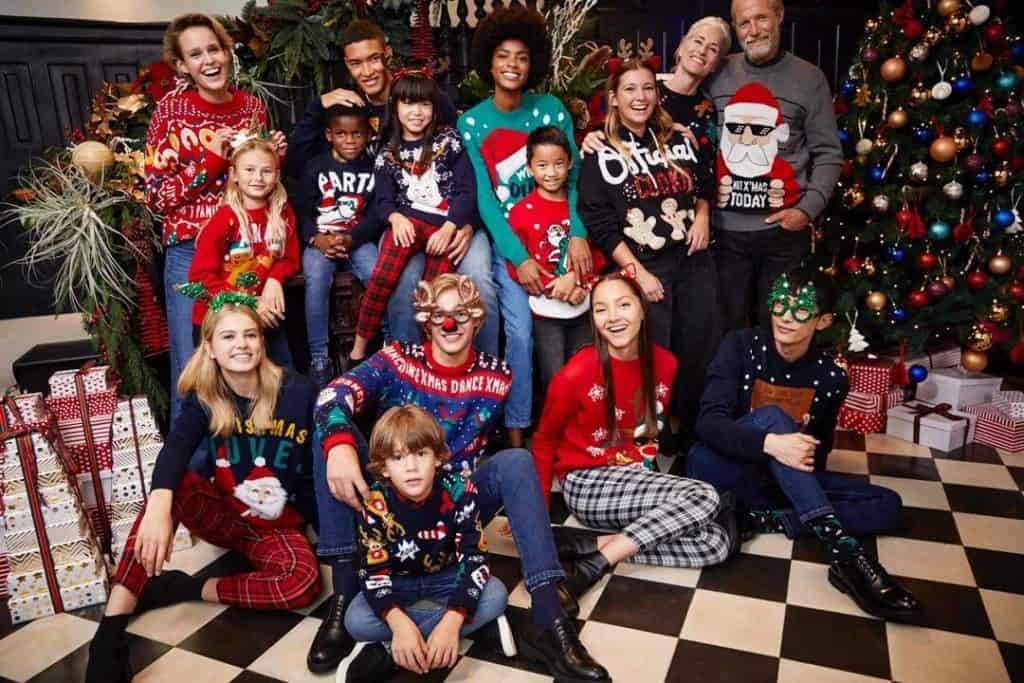 Familia con jerseis de navidad