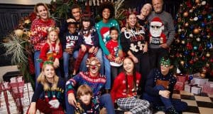 ¿Por qué son tan coloridos los jerséis de navidad? Familia con jerseis de navidad