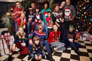 Familia con jerseis de navidad