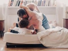 ¿Cuáles son las webs porno gay más conocidas en estados unidos? dos hombres en la cama jugando