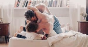 ¿Cuáles son las webs porno gay más conocidas en estados unidos? dos hombres en la cama jugando