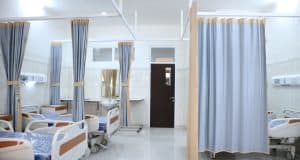 Revoluciona tu hospital: el equipamiento y mobiliario hospitalario más innovador Imagen de moderno equipamiento hospitalario