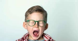Síndrome de tourette: que es y cuantos tipos hay ¿Sabías que el síndrome de Tourette es un trastorno neurológico complejo que se manifiesta a través de tics motores y vocales repetitivos?