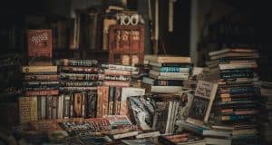 Descubriendo la historia a través de la literatura: libros que educan y entretienen Pile of Assorted Novel Books