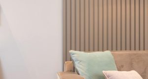 Cómo reformar un piso para aumentar su precio Soft cozy sofa with cushions placed near round coffee table in light contemporary living room