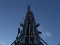 Cómo la energía renovable está transformando las infraestructuras de telecomunicaciones Spear with Platform