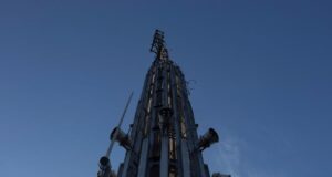 Cómo la energía renovable está transformando las infraestructuras de telecomunicaciones Spear with Platform