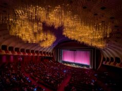Las mejores obras de teatro de 2024 A large auditorium with a stage and a large screen