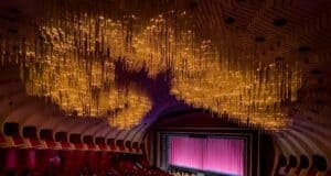 Las mejores obras de teatro de 2024 A large auditorium with a stage and a large screen
