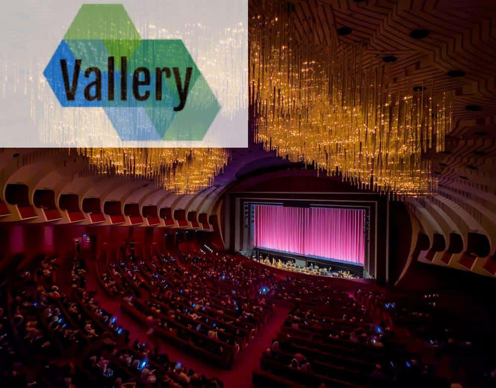 Photo by Leonardo Luncasu A large auditorium with a stage and a large screen