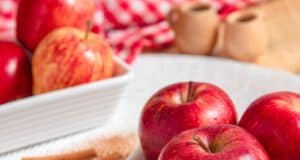 10 Hábitos saludables para una vida plena Red Apples on a Ceramic Plate Near Cinnamon Sticks