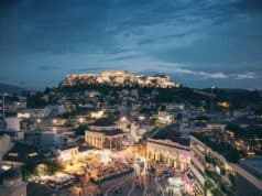 Historia de Grecia: Desde sus inicios hasta su legado actual A mesmerizing night skyline of Athens featuring the illuminated Acropolis.
