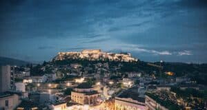 Historia de Grecia: Desde sus inicios hasta su legado actual A mesmerizing night skyline of Athens featuring the illuminated Acropolis.