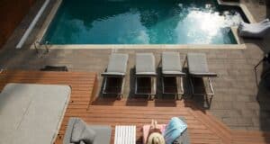 Soporte para silla colgante: guía completa para elegir e instalar con seguridad four gray loungers near pool
