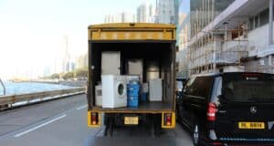 Empresa de mudanzas en Barcelona: qué tener en cuenta antes de contratar white front-load washer in yellow delivery truck