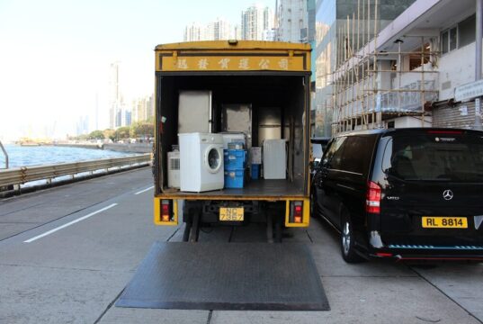 Empresa de mudanzas en Barcelona: qué tener en cuenta antes de contratar white front-load washer in yellow delivery truck